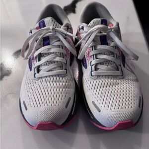 Brooks women’s tennis shoes